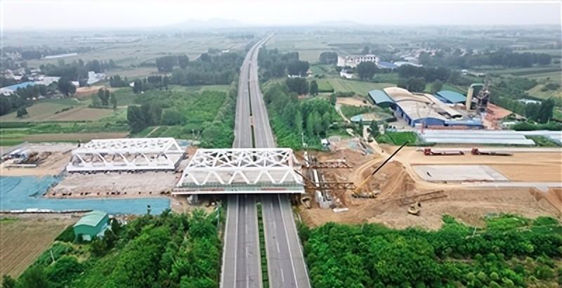 南阳市中心城区至鸭河工区快速通道是s231线的重要组成部分,是联系市