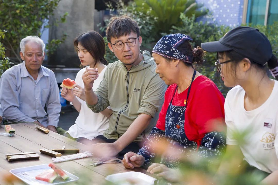 村支委,党员葛万永在与中国人民大学艺术学院副教授丛志强交流后,主动