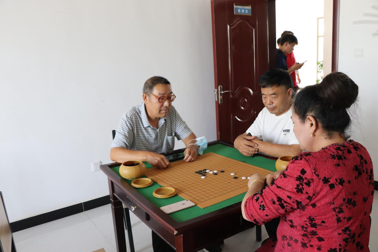 社区老人在下围棋