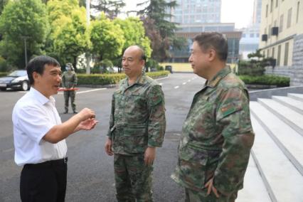 致敬最可爱的人洛龙区四大班子领导走访慰问驻军部队官兵