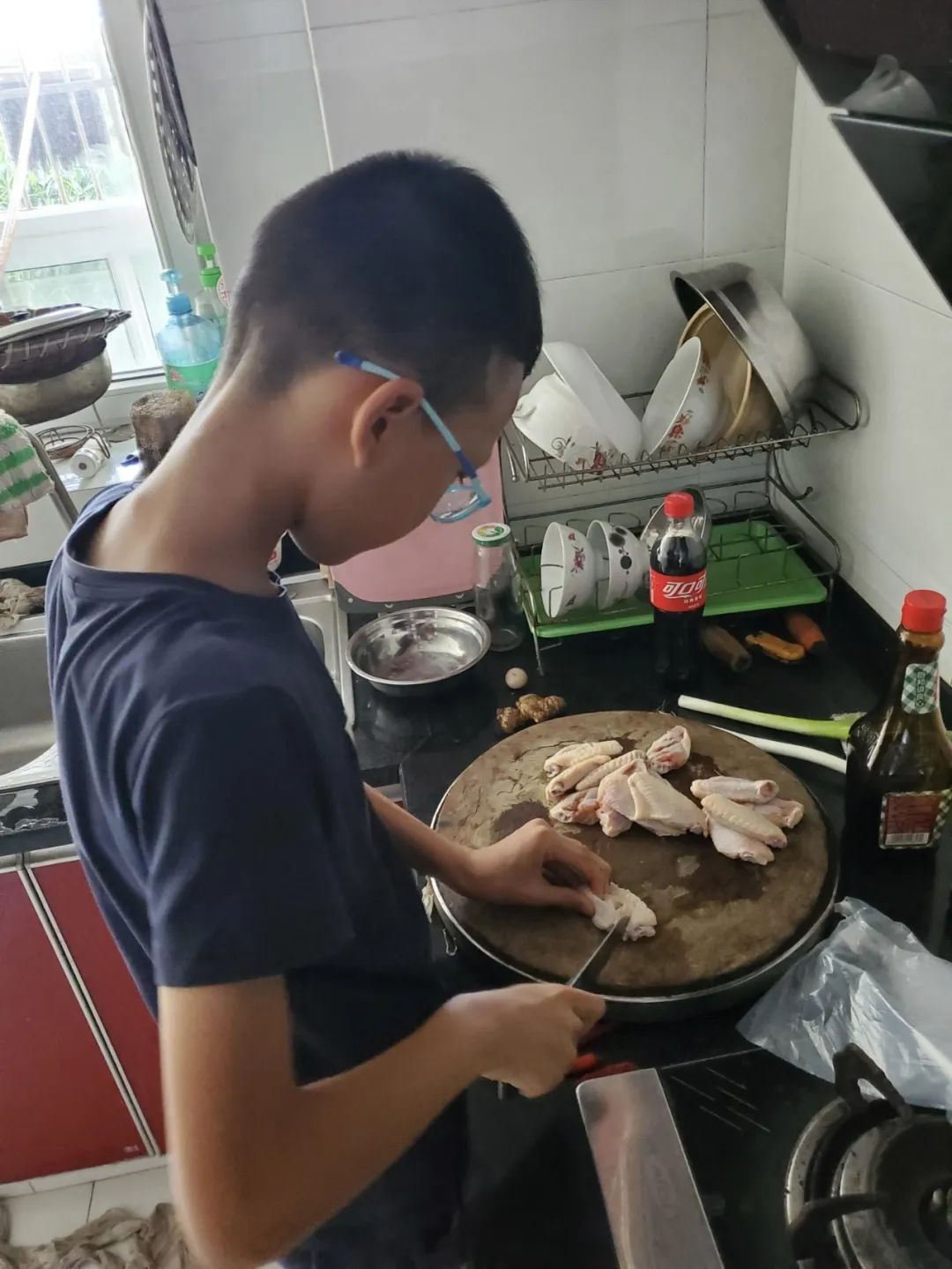 赵海然制作的可乐鸡翅杨宸昊制作的咖喱鸡腿饭平常都是等待吃饭的小