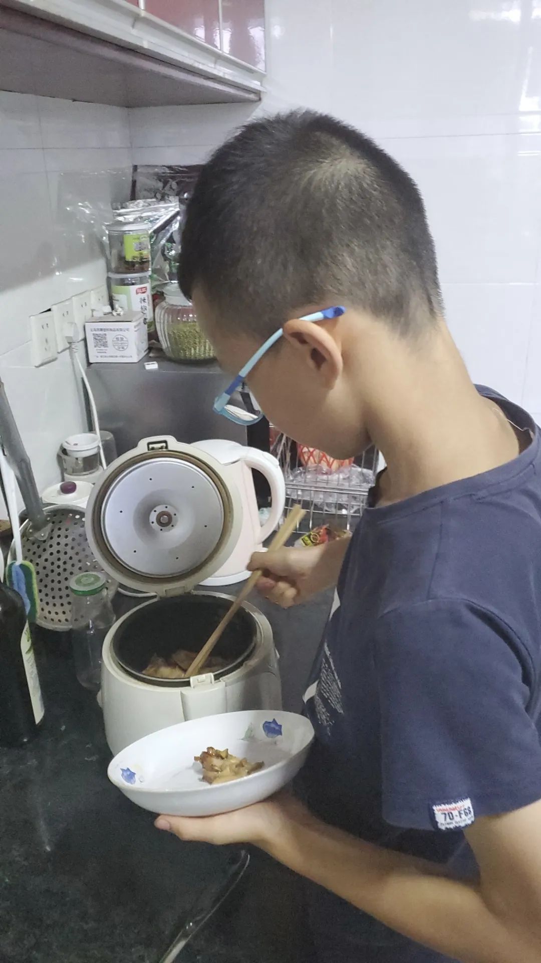 赵海然制作的可乐鸡翅杨宸昊制作的咖喱鸡腿饭平常都是等待吃饭的小