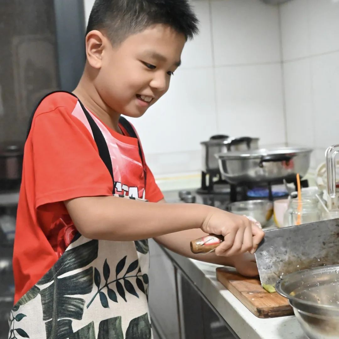 张锦天制作的清蒸鲈鱼赵海然制作的可乐鸡翅杨宸昊制作的咖喱鸡腿饭