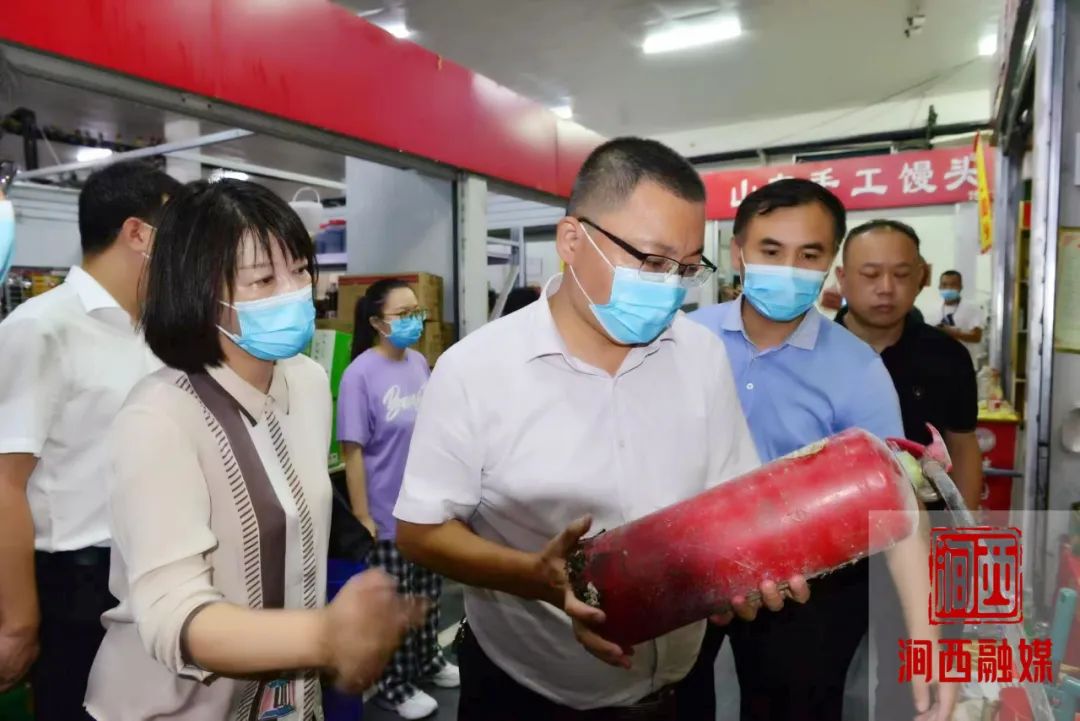 调研中,王烨先后来到周山路街道周山社区632小区,天津路街道厂前一