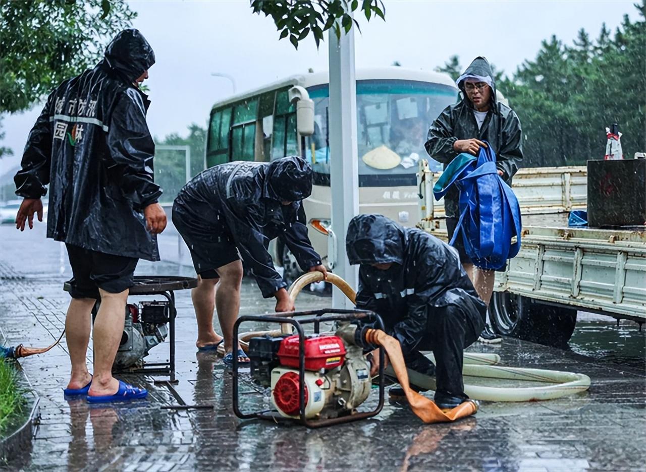 威海荣成市多部门联动全力应对强降雨