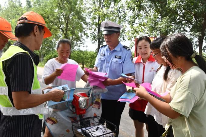 夏季整治百日行动运城公安交警依托农村劝导站传播交通安全知识