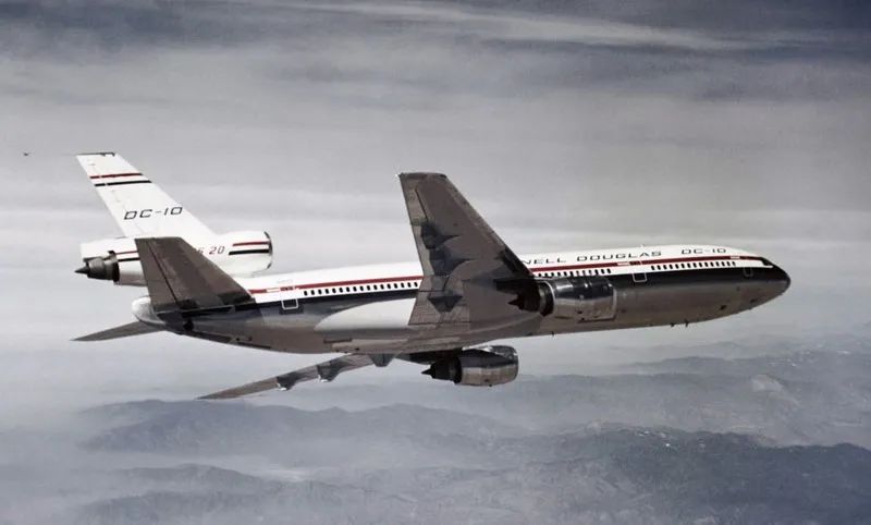 dc-10是麦道与道格拉斯公司在1967年合并后研制的第一种客机,该机最初