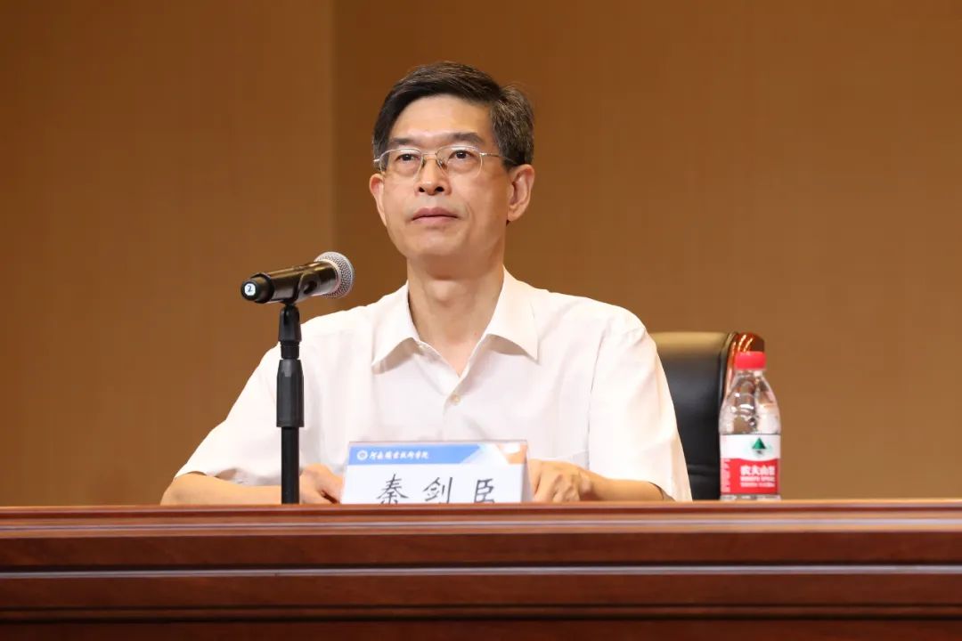 省教育厅职成教处处长秦剑臣主持开幕式校长梅乐堂致辞梅乐堂代表承办