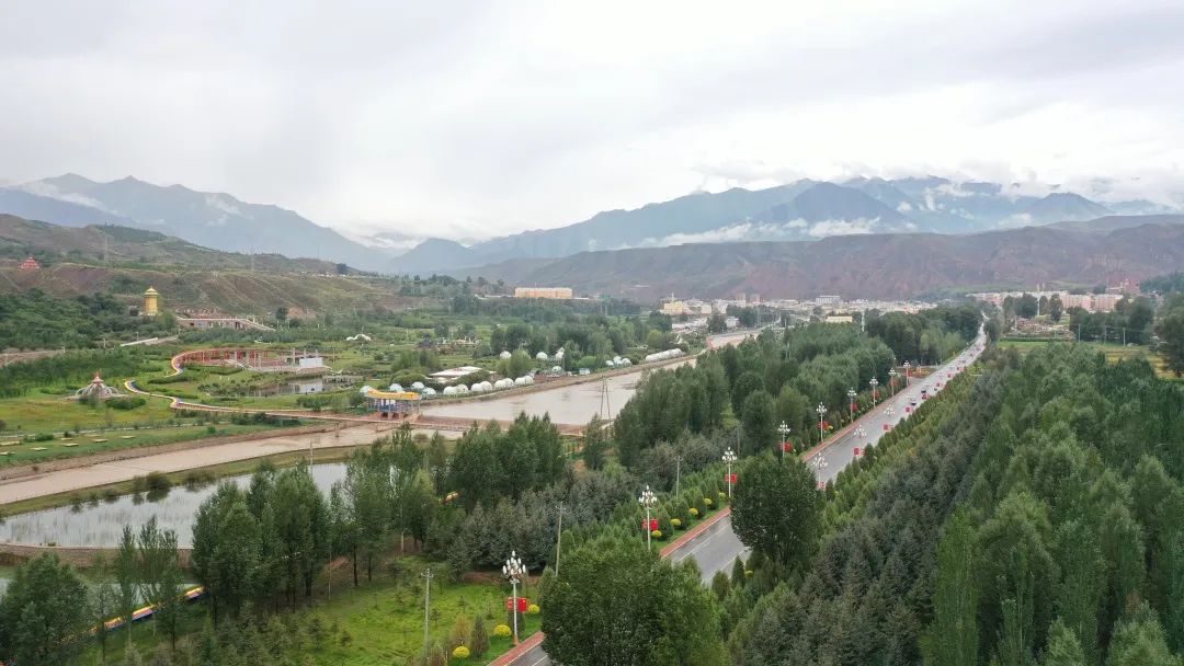 8月21日,雨后初霁,俯拍肃南县城,层层薄雾中,隆畅河环绕县城,翠绿山林