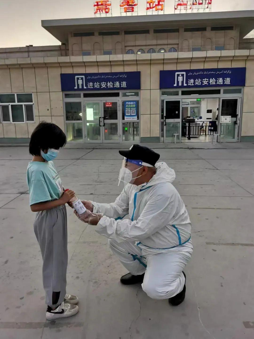 8月12日,焉耆站派出所副所长李江在车站巡逻时,忽然看见一个小女孩牵