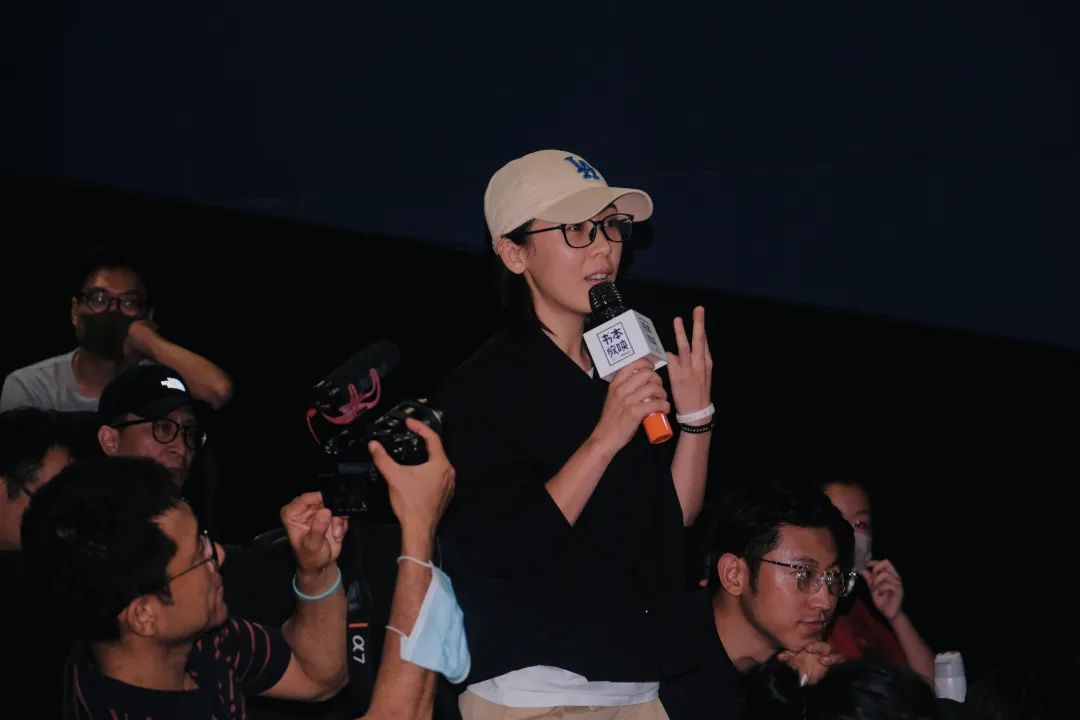 石梦导演石梦(导演:影片里有很多人蜷缩在床上的场景,姿态,包括居酒