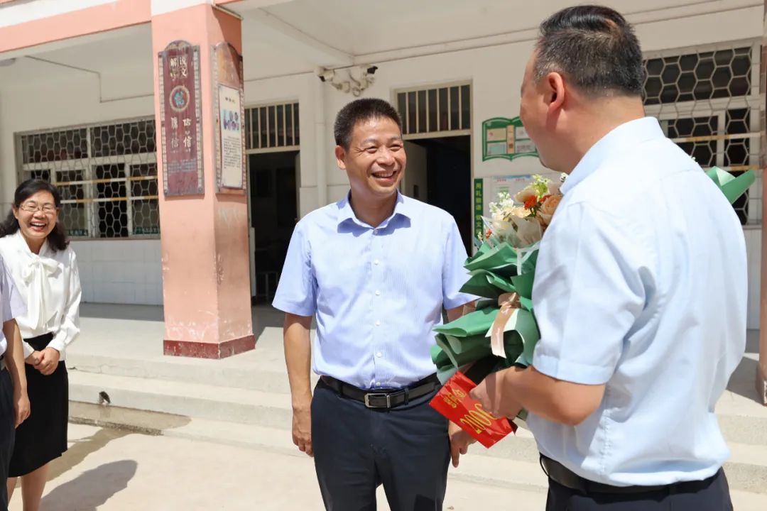 覃卫国开展教师节慰问活动