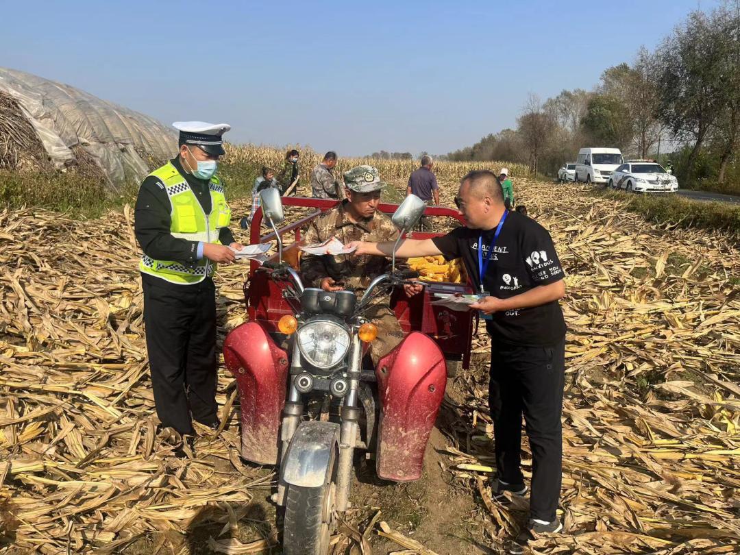 节日我在岗丨唱响交通安全曲公路巡警助力秋收平安行