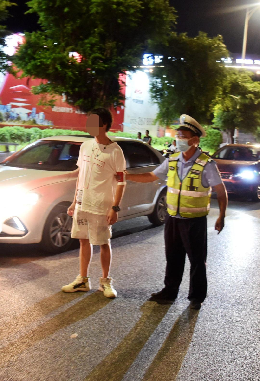后方不断鸣笛前车却还在溜车一看驾驶位居然没人