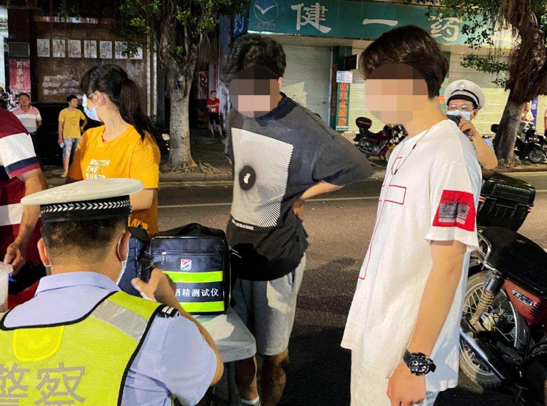 后方不断鸣笛前车却还在溜车一看驾驶位居然没人