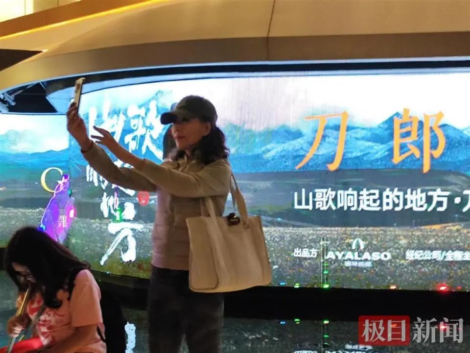 刀郎澳门演唱会再现大合唱！有人提前两月回国，“赌王”四太前排观看
