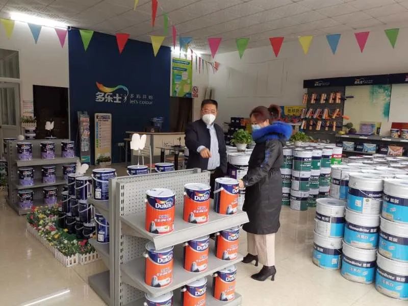 新闻详情 东岸建材城内,顾客选购油漆;灯具店内,顾客选购产品.