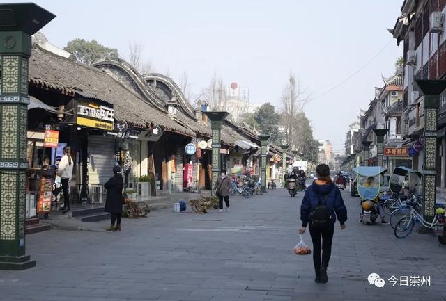 小东街在已经恢复营业的商店,超市等城市商业场所,大部分都在门口醒目