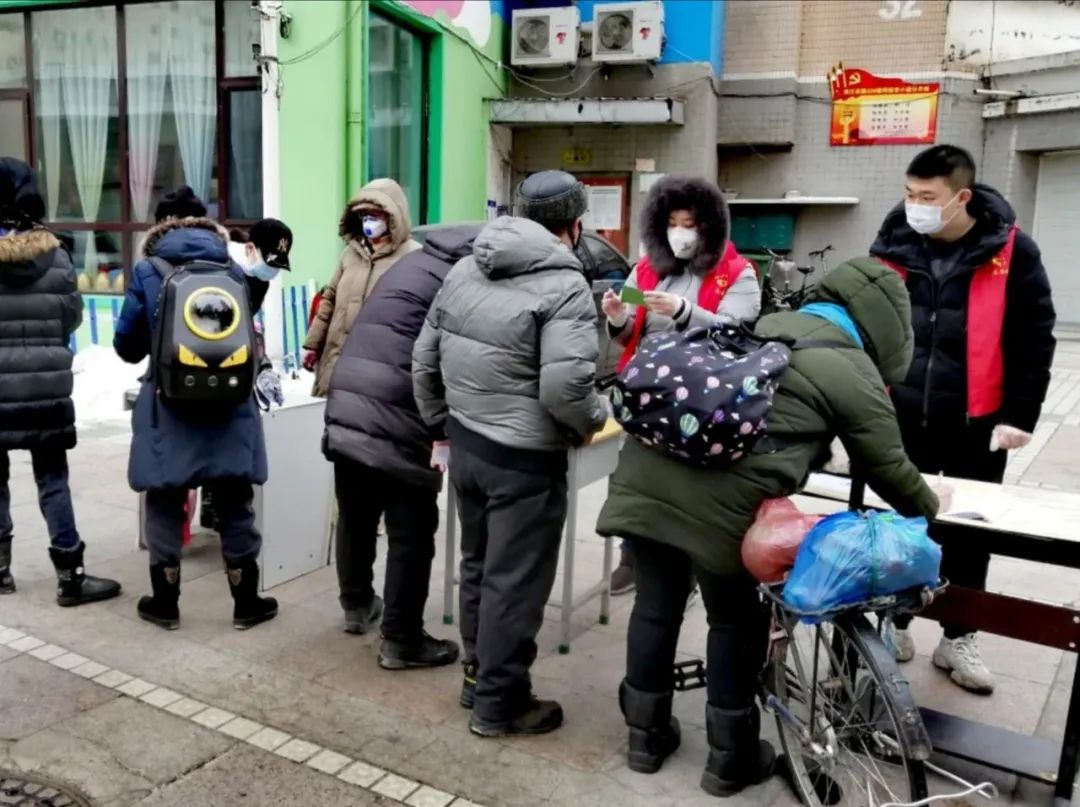 战疫日记何喆让党徽在社区疫情防控一线闪闪发光