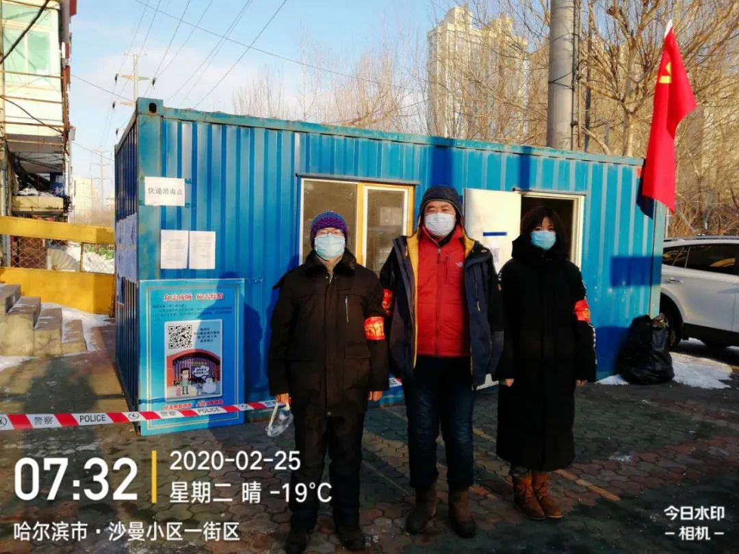 市法院审监一庭员额法官冯国富在卡点值守.