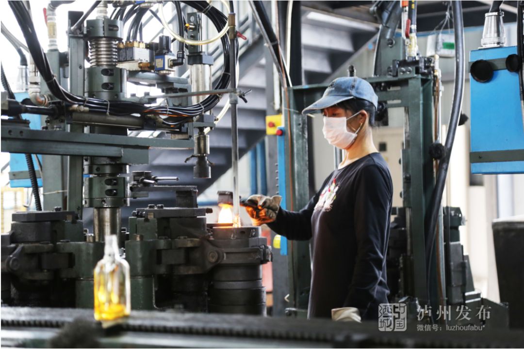四川中科玻璃有限公司工人正在加紧生产