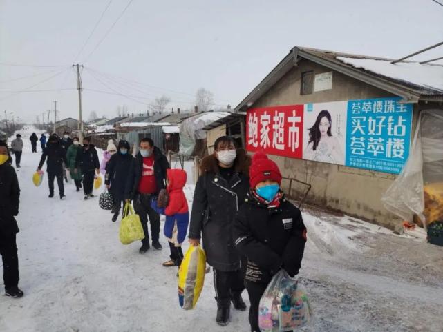 铁力市双丰镇接农民回家务农送孩子进城上学