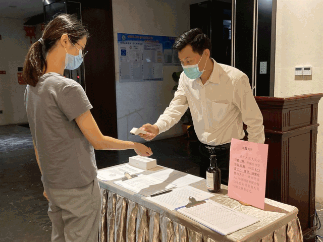 桂城恢复堂食现场直击饮茶前测体温桌间距超1米