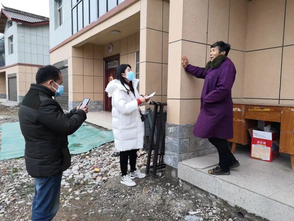 郭莎莎与木瓜铺村妇联主席温礼琼入户走访慰问花林寺镇鸣凤社区妇联