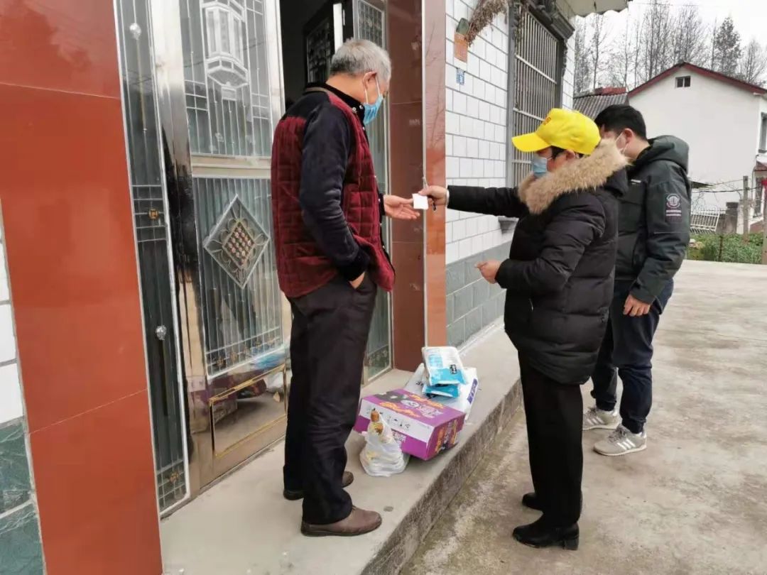 郭莎莎与木瓜铺村妇联主席温礼琼入户走访慰问花林寺镇鸣凤社区妇联