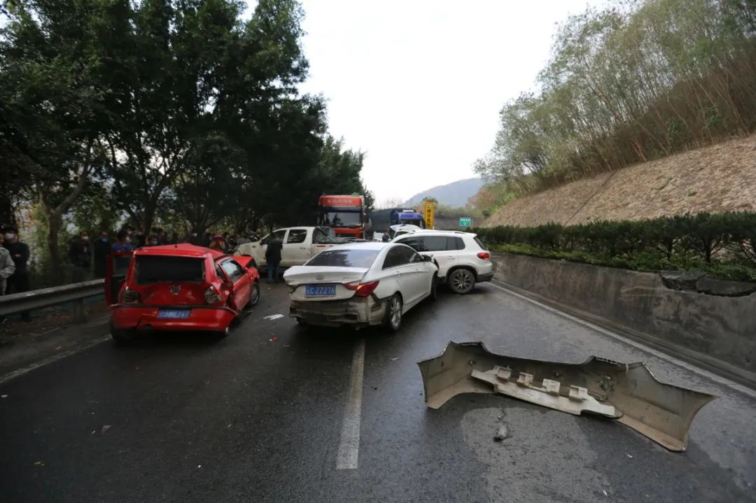 雨天路滑13车连环追尾 消防紧急协助转运伤员