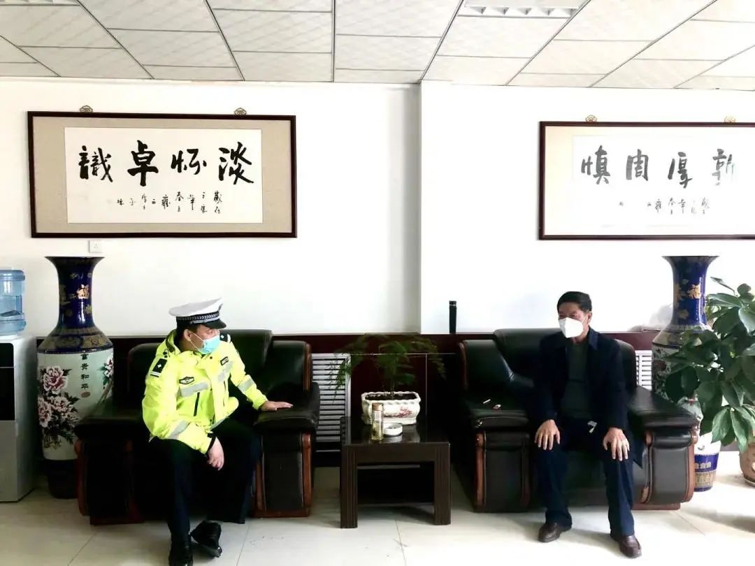 固原交警三大队走访辖区企业再服务再保障