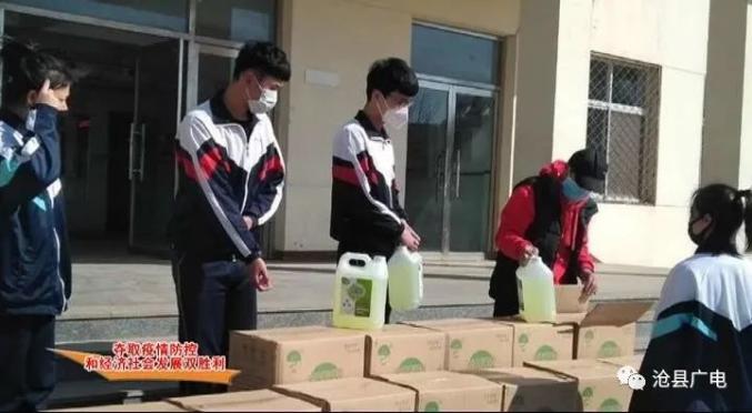 沧县第三中学校长郭殿刚代表全体师生接受爱心捐赠,并为白兵兵颁发了