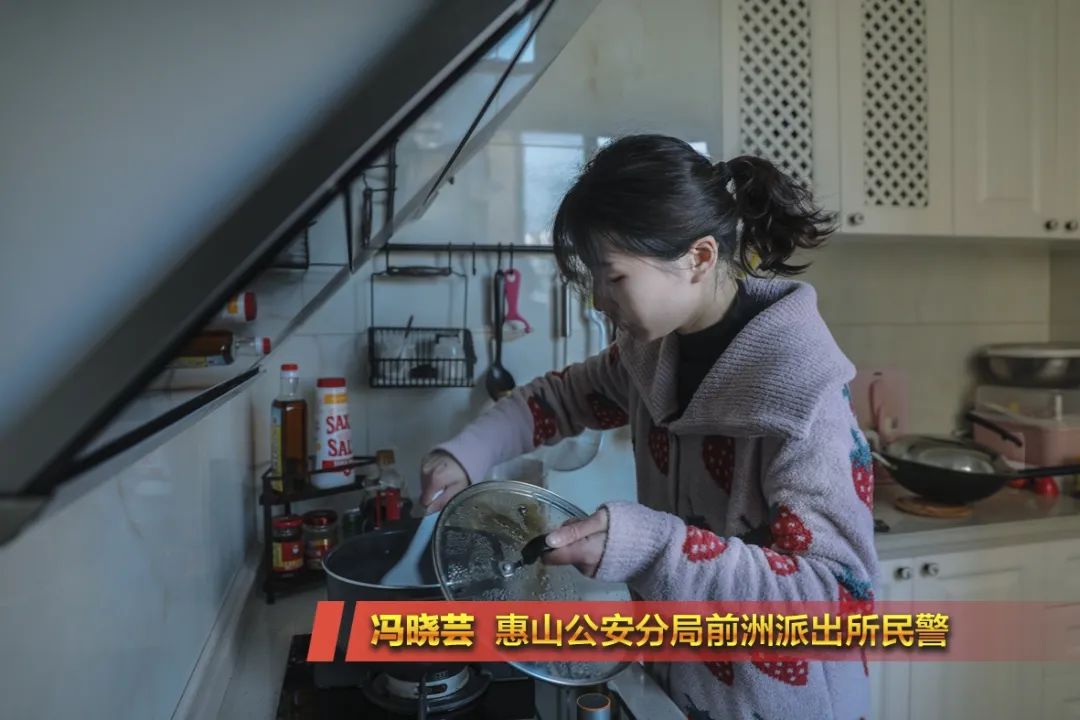 丈夫在派出所值夜班,1岁半的女儿还在熟睡,冯晓芸便早早起床,准备早餐