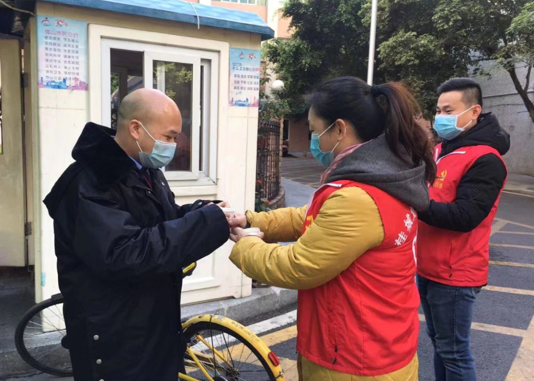 桂雅社区工作人员为设卡岗亭保安送上预防感冒凉茶.