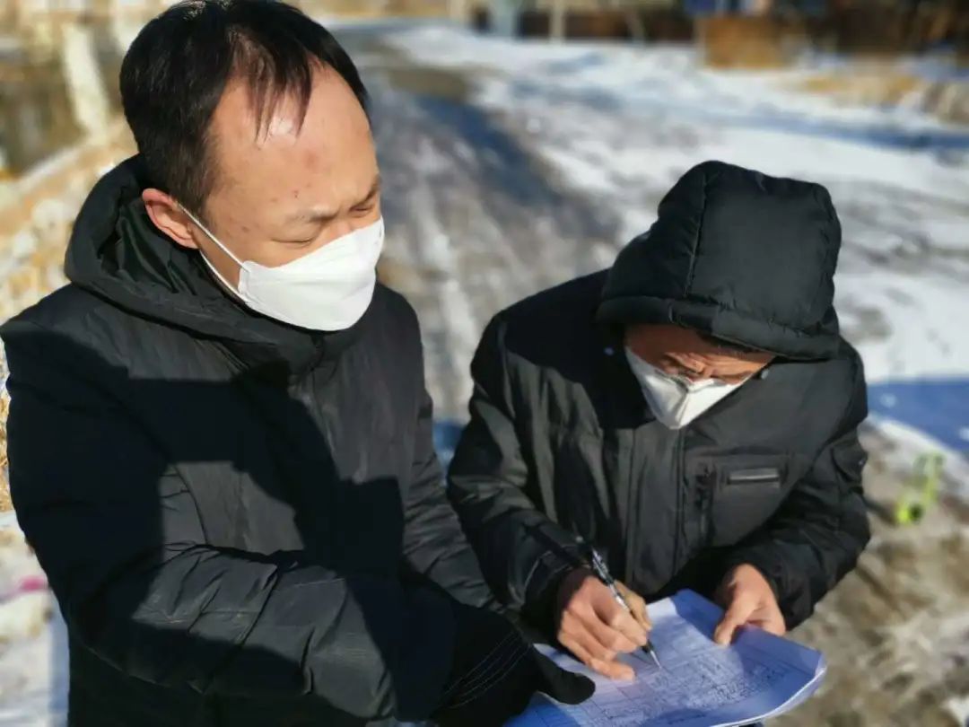 孟庆达孟庆达法官在一线参与了社区防控道路设卡,劝返人员和车辆,入户