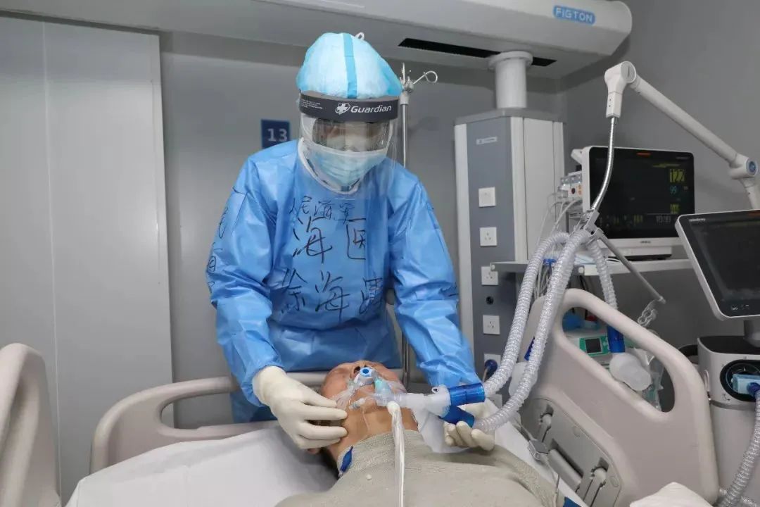 徐海涛教授在机械通气的患者床旁调整呼吸机