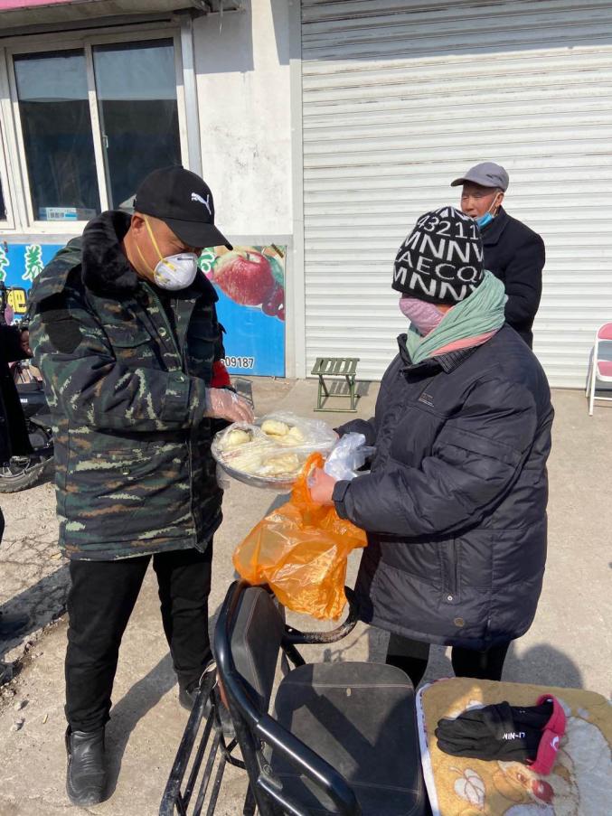 近日,石门寨镇上庄坨村的疫情防控检查站来了一位特殊志愿者,她骑着