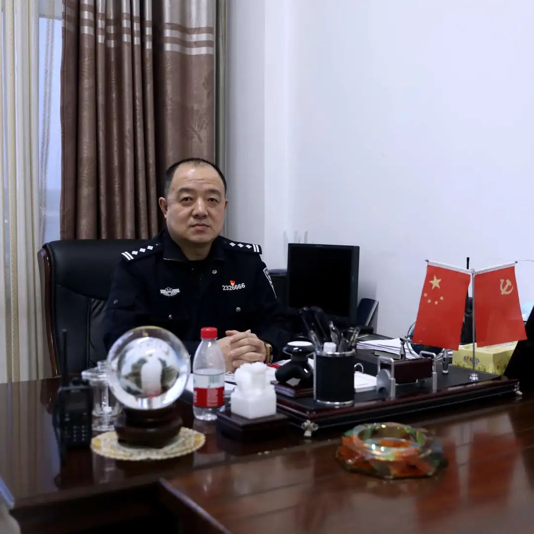 张秀峰,现任佳木斯监狱办公室主任,作为佳木斯监狱疫情防控后勤保障