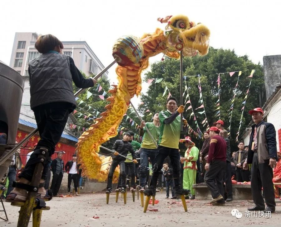 △一年一度的元宵节来临,雷州市南门关大街小巷鼓点,唢呐,鞭炮响起,"