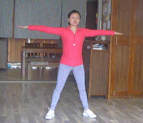 交叉步弓步蹲:4次分腿站立,略宽于肩,双臂侧平举,右腿向左后侧迈出一