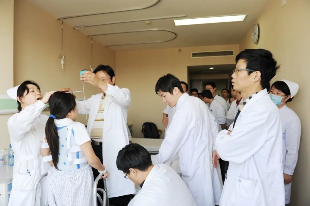 救助他人的脊柱医生耗成了亟待被照顾的病人