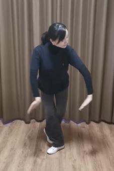 原地垫步顺方向硬腕:原地垫步双手在下位和上位做顺方向硬腕.