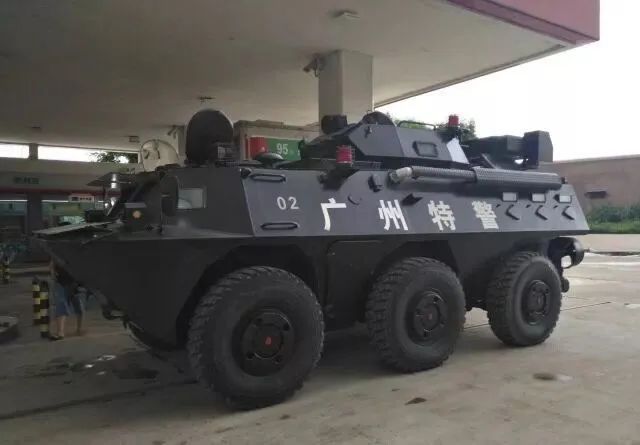 在浙江桐乡乌镇加油站加油的  "剑齿虎"装甲车 这辆车 具有强大的应急