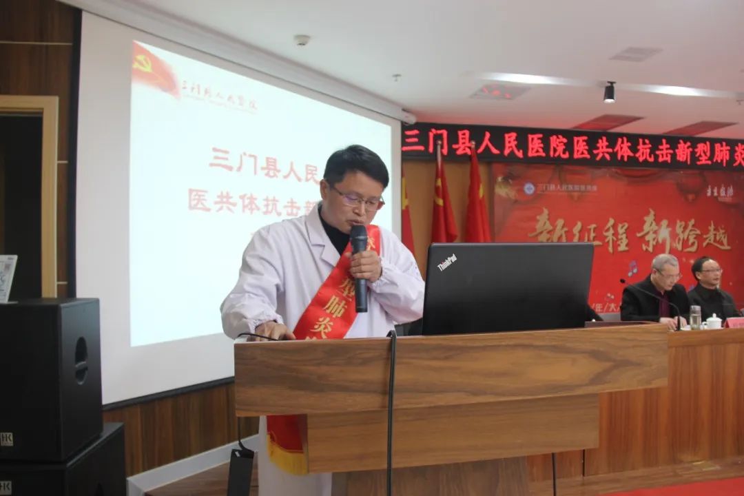 县人民医院院长陈翔,县人民医院党委书记罗莹莹等人在隔离点门口迎接