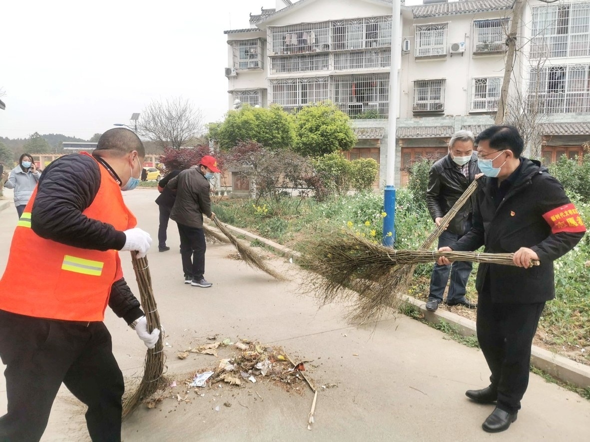 涪城区志愿者打扫卫生.彭雪 摄