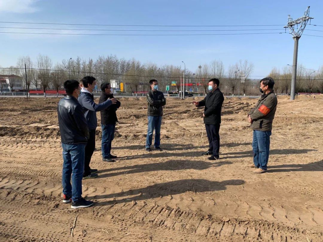 今天,县委常委,政法委书记刘会清到朱各庄镇检查指导"三清一拆"和游园