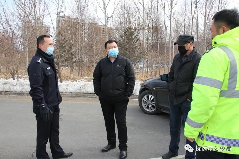 张雪峰同志到防疫联合检查站督导检查工作