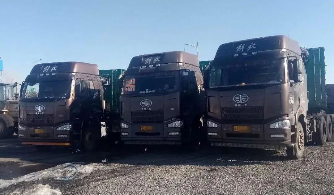 公安部交通管理局近日,内蒙古锡林郭勒盟交警发现3辆运煤车存在严重