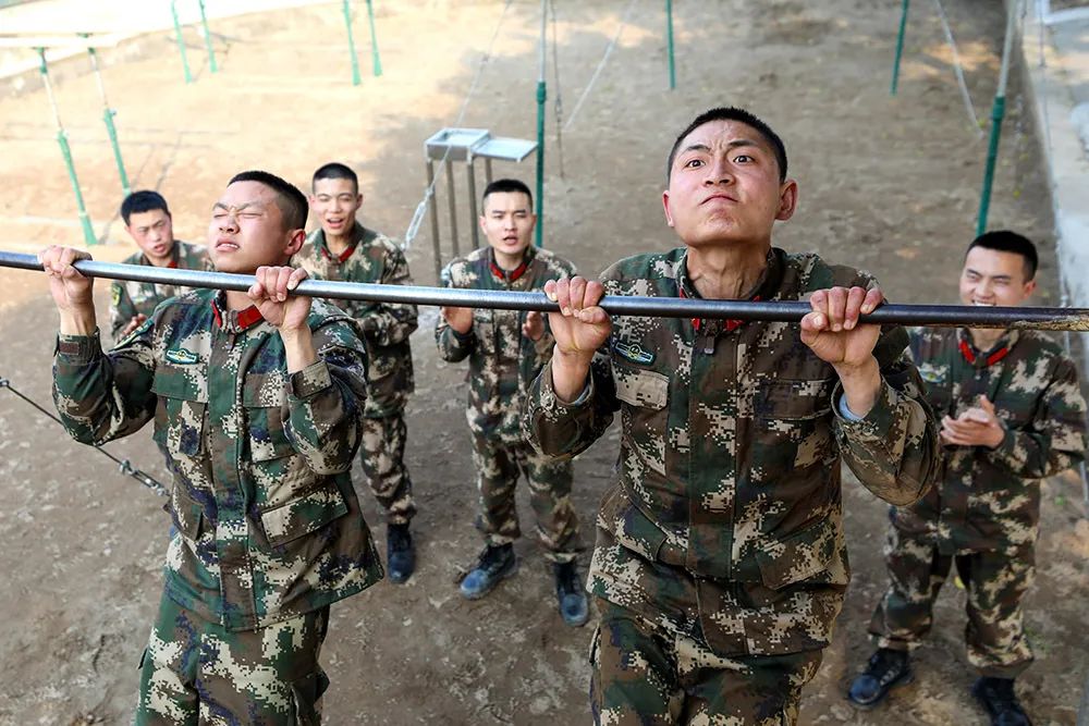 武警官兵开展器械训练