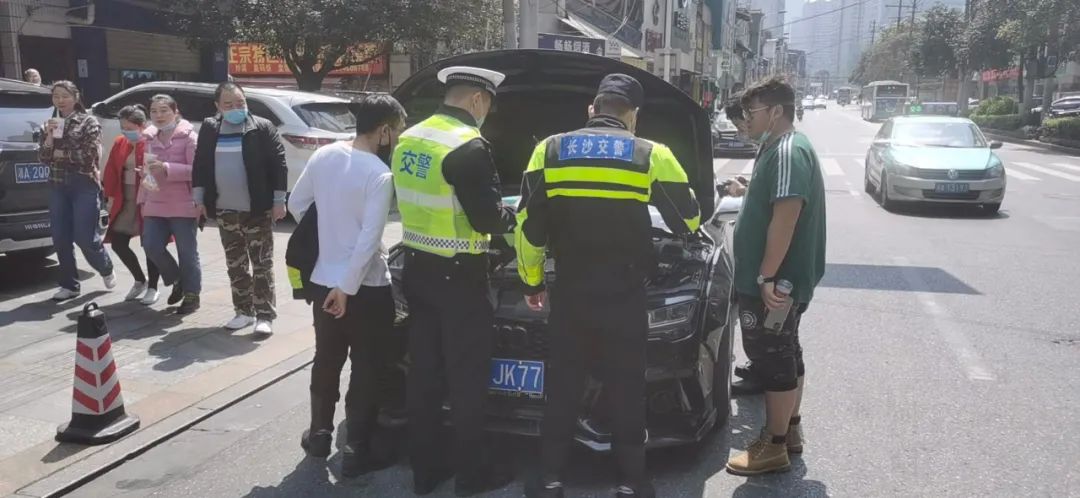 民警拦停车辆后,经检查,发现该车主为了模仿奥迪rs7对车辆的前脸,尾翼